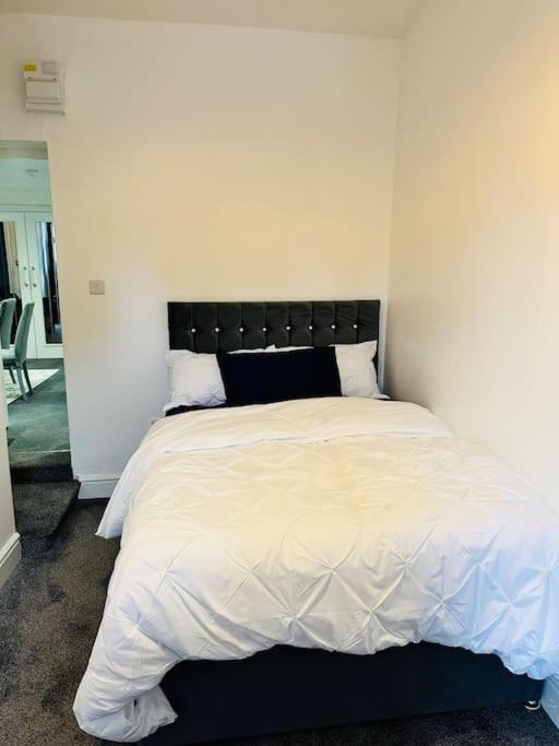Modern 2 Bedroom Apt Derby City Экстерьер фото